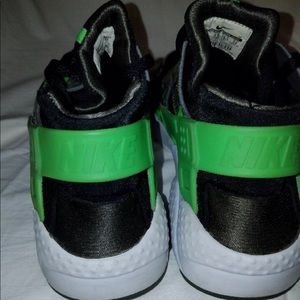 Boys Nike Size 6 huarache